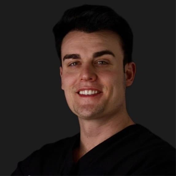 Dr. Darío Quiñones Garrido · Cirujano oral e implantólogo en Arcodental Getafe
